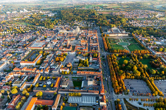 Vue aérienne de Vue sur la ville du centre-ville Stuttgarter / Schorndorfer Straße et Schlosspark à Ludwigsburg dans le département Bade-Wurtemberg, Allemagne