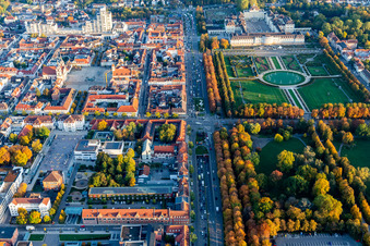 Vue aérienne de Vue sur la ville du centre-ville Stuttgarter / Schorndorfer Straße et Schlosspark à Ludwigsburg dans le département Bade-Wurtemberg, Allemagne