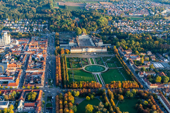 Vue aérienne de Parc du château du Residenzschloss Ludwigsburg et exposition de jardins Blühendes Barock à Ludwigsburg dans le département Bade-Wurtemberg, Allemagne