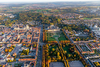 Vue aérienne de Vue sur la ville avec le parc du château baroque fleuri du Residenzschloss Ludwigsburg et du Favoritepark à Ludwigsburg dans le département Bade-Wurtemberg, Allemagne