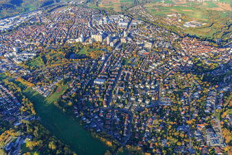 Vue aérienne de Vue de la ville sur le centre-ville au bord du Parksee à Leonberg dans le département Bade-Wurtemberg, Allemagne