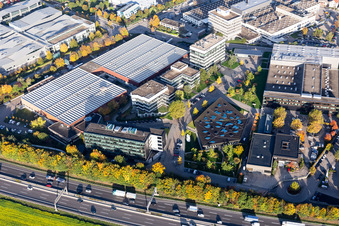 Vue aérienne de Locaux de l'entreprise Trumpf GmbH + Co. KG avec halls, bâtiments d'entreprise et installations de production dans le quartier de Weilimdorf à Ditzingen dans le département Bade-Wurtemberg, Allemagne