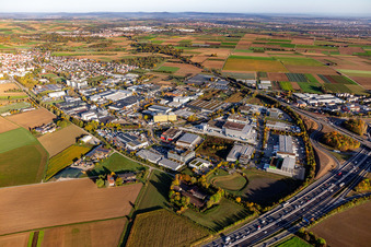 Vue aérienne de Zone industrielle et implantation d'entreprises à l'est à le quartier Münchingen in Korntal-Münchingen dans le département Bade-Wurtemberg, Allemagne