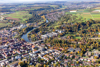 Vue aérienne de Zone riveraine du Neckar - cours de la rivière à Nürtingen dans le département Bade-Wurtemberg, Allemagne