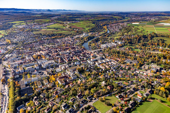 Vue aérienne de Zone riveraine du Neckar - cours de la rivière à Nürtingen dans le département Bade-Wurtemberg, Allemagne