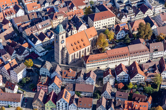 Vue aérienne de Église Saint-Laurent dans le vieux centre-ville à Nürtingen dans le département Bade-Wurtemberg, Allemagne