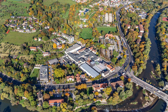 Vue aérienne de Immeuble de bureaux du bâtiment administratif et commercial Jobcenter Landkreis Esslingen site Nürtingen dans une ancienne usine entre Galgenberg et Neckarbrücke à Nürtingen dans le département Bade-Wurtemberg, Allemagne