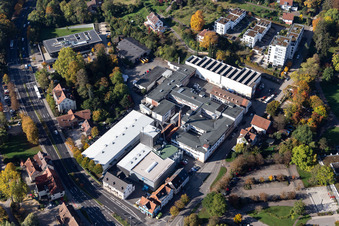 Vue aérienne de Immeuble de bureaux du bâtiment administratif et commercial Jobcenter Landkreis Esslingen emplacement Nürtingen dans une ancienne usine sur Galgenberg et Surf et Sportshop Schumacher à Nürtingen dans le département Bade-Wurtemberg, Allemagne