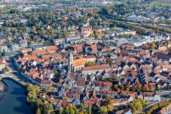 Zone riveraine du Neckar - cours de la rivière à Nürtingen dans le département Bade-Wurtemberg, Allemagne d'en haut