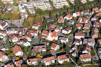 Vue aérienne de Bâtiments d'église en Dettingen à le quartier Dettingen in Konstanz dans le département Bade-Wurtemberg, Allemagne