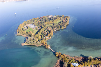 Vue aérienne de Mainau, l'île aux fleurs du lac de Constance. Le comte Lennart Bernadotte a fait de l'île une attraction touristique. Le parc du château abrite une végétation méditerranéenne et subtropicale, une roseraie, une serre à papillons, une palmeraie et un palais baroque avec restaurants. à le quartier Litzelstetten in Konstanz dans le département Bade-Wurtemberg, Allemagne