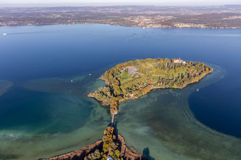 Photographie aérienne de Mainau, l'île aux fleurs du lac de Constance. Le comte Lennart Bernadotte a fait de l'île une attraction touristique. Le parc du château abrite une végétation méditerranéenne et subtropicale, une roseraie, une serre à papillons, une palmeraie et un palais baroque avec restaurants. à le quartier Litzelstetten in Konstanz dans le département Bade-Wurtemberg, Allemagne
