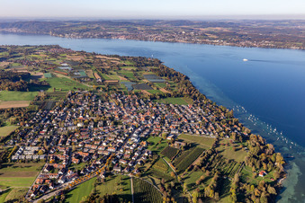 Vue aérienne de Zone riveraine du lac de Constance avec port de plaisance à le quartier Litzelstetten in Konstanz dans le département Bade-Wurtemberg, Allemagne