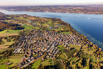 Vue aérienne de Zone riveraine du lac de Constance avec port de plaisance à le quartier Litzelstetten in Konstanz dans le département Bade-Wurtemberg, Allemagne