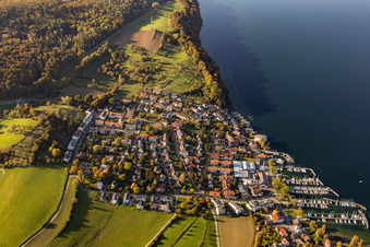 Vue aérienne de Marina - zone portuaire au bord du lac de Constance avec Bodenseewerft Wallhausen Sigmund Nissenbaum oHG et Martina Tauchschule Banholzer en Wallhausen à le quartier Wallhausen in Konstanz dans le département Bade-Wurtemberg, Allemagne