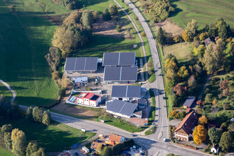 Vue aérienne de Installations photovoltaïques sur les toits de Ritter Medizin & CNC-Technik GmbH à Mühlingen dans le département Bade-Wurtemberg, Allemagne