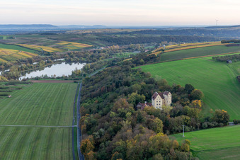 Vue aérienne de Complexe du château de Klingenberg sur les rives du Main à Wipfeld dans le département Bavière, Allemagne