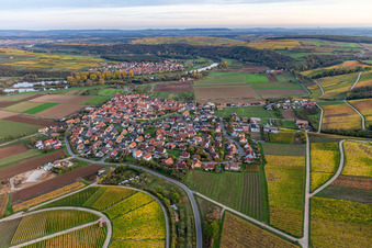 Vue aérienne de Les rives du Main à le quartier Untereisenheim in Eisenheim dans le département Bavière, Allemagne
