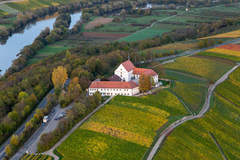 Vue aérienne de Hôtel Vogelsburg à le quartier Escherndorf in Volkach dans le département Bavière, Allemagne