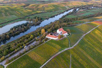 Vue aérienne de Paysage viticole Mainhang à l'hôtel et restaurant Vogelsburg et à l'église de la Protection de Marie Marker à le quartier Escherndorf in Volkach dans le département Bavière, Allemagne