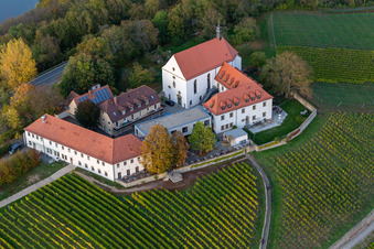 Vue aérienne de Paysage viticole Mainhang à l'hôtel et restaurant Vogelsburg et à l'église de la Protection de Marie Marker à le quartier Escherndorf in Volkach dans le département Bavière, Allemagne