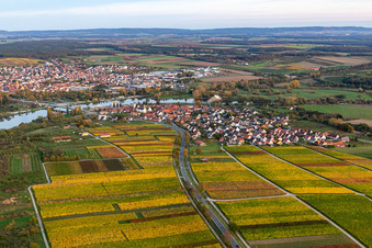 Vue oblique de Quartier Astheim in Volkach dans le département Bavière, Allemagne