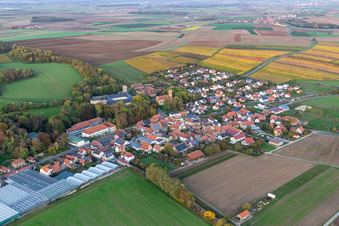 Vue aérienne de Palais du comte Schönborn Gaibach à le quartier Gaibach in Volkach dans le département Bavière, Allemagne