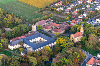 Vue aérienne de Palais du comte Schönborn Gaibach et église de la Sainte-Trinité à le quartier Gaibach in Volkach dans le département Bavière, Allemagne