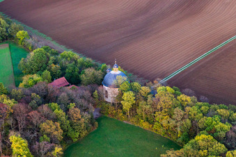 Vue aérienne de Chapelle Sainte-Croix sur la Schweinfurter Straße à le quartier Gaibach in Volkach dans le département Bavière, Allemagne