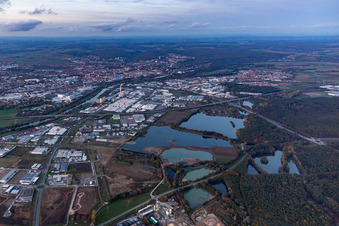 Vue aérienne de Lac de carrière à Schweinfurt dans le département Bavière, Allemagne