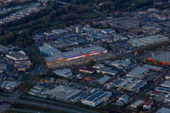 Vue aérienne de Magasins de bricolage BAUHAUS Schweinfurt et Marktkauf Schweinfurt au crépuscule à le quartier Grün in Schweinfurt dans le département Bavière, Allemagne