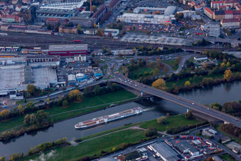 Vue aérienne de Pont principal B286 à Schweinfurt dans le département Bavière, Allemagne