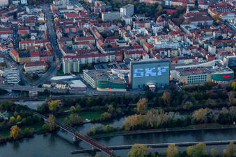 Vue aérienne de Centre commercial Stadtgalerie Schweinfurt dans la zone commerciale ECE avec Media Markt et gratte-ciel SKF illuminés le soir à le quartier Grün in Schweinfurt dans le département Bavière, Allemagne