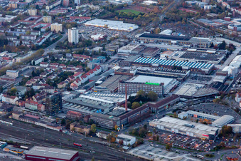 Vue aérienne de Les locaux de l'usine Schaeffler Technologies AG & Co. KG à la gare centrale au crépuscule dans l'État de à Schweinfurt dans le département Bavière, Allemagne
