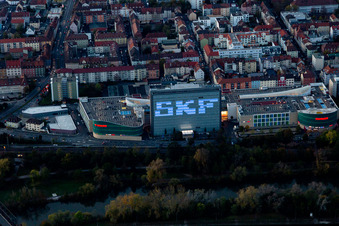 Vue aérienne de Centre commercial Stadtgalerie Schweinfurt et gratte-ciel SKF illuminés le soir à le quartier Grün in Schweinfurt dans le département Bavière, Allemagne