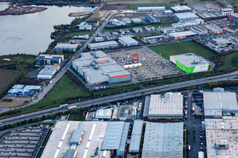 Vue aérienne de Chaise géante sur le parking du magasin de meubles - marché du meuble XXXLutz Neubert Schweinfurt dans la zone industrielle de Maintal au crépuscule à le quartier Oberndorf in Schweinfurt dans le département Bavière, Allemagne