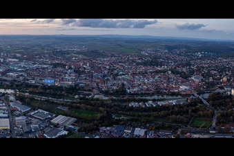 Vue aérienne de Vue nocturne de la ville sur les rives du Main à Schweinfurt dans le département Bavière, Allemagne