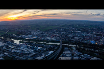 Vue aérienne de Pont principal de la B286 et ZF Friedrichshafen dans la lumière du soir à Schweinfurt dans le département Bavière, Allemagne