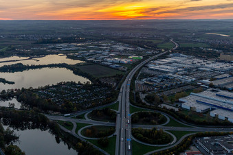 Vue aérienne de Coucher de soleil à la jonction de l'autoroute BAB A7 sortie Zentrum à Schweinfurt dans le département Bavière, Allemagne