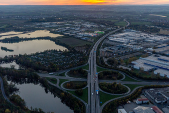 Vue aérienne de Coucher de soleil à la jonction de l'autoroute BAB A7 sortie Zentrum à Schweinfurt dans le département Bavière, Allemagne