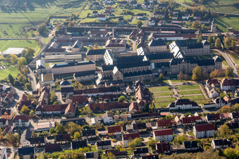 Vue aérienne de Église du monastère Ebrach à Ebrach dans le département Bavière, Allemagne