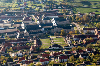 Vue aérienne de Église du monastère Ebrach à Ebrach dans le département Bavière, Allemagne