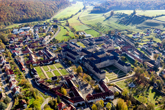 Vue aérienne de Église du monastère Ebrach, abbaye cistercienne à Ebrach dans le département Bavière, Allemagne