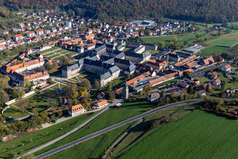 Photographie aérienne de Complexe de bâtiments du monastère Ebrach avec salle impériale et église du monastère Ebrach et établissement correctionnel Ebrach à le quartier Eborach in Ebrach dans le département Bavière, Allemagne