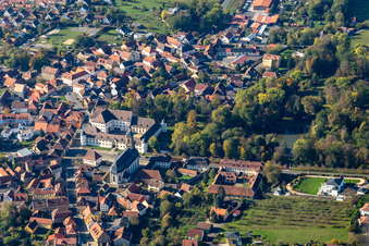 Vue aérienne de Graf Schönborn - Château Wiesentheid, Église de l'île Maurice et anciens bâtiments de la Chancellerie à Wiesentheid dans le département Bavière, Allemagne