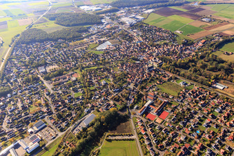 Vue aérienne de Vue d'ensemble de la ville depuis le nord-est à Wiesentheid dans le département Bavière, Allemagne