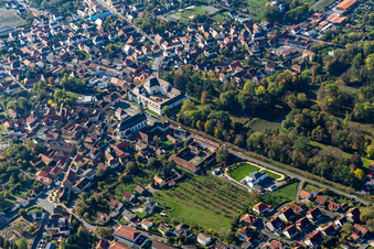 Photographie aérienne de Graf Schönborn - Château Wiesentheid, Église de l'île Maurice et anciens bâtiments de la Chancellerie à Wiesentheid dans le département Bavière, Allemagne
