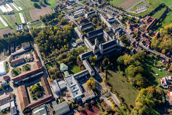 Vue oblique de Abbaye de Münsterschwarzach à le quartier Stadtschwarzach in Schwarzach am Main dans le département Bavière, Allemagne