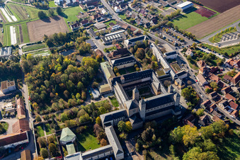 Abbaye de Münsterschwarzach à le quartier Stadtschwarzach in Schwarzach am Main dans le département Bavière, Allemagne d'en haut