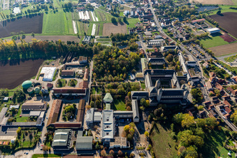 Vue oblique de Abbaye de Münsterschwarzach à le quartier Stadtschwarzach in Schwarzach am Main dans le département Bavière, Allemagne
